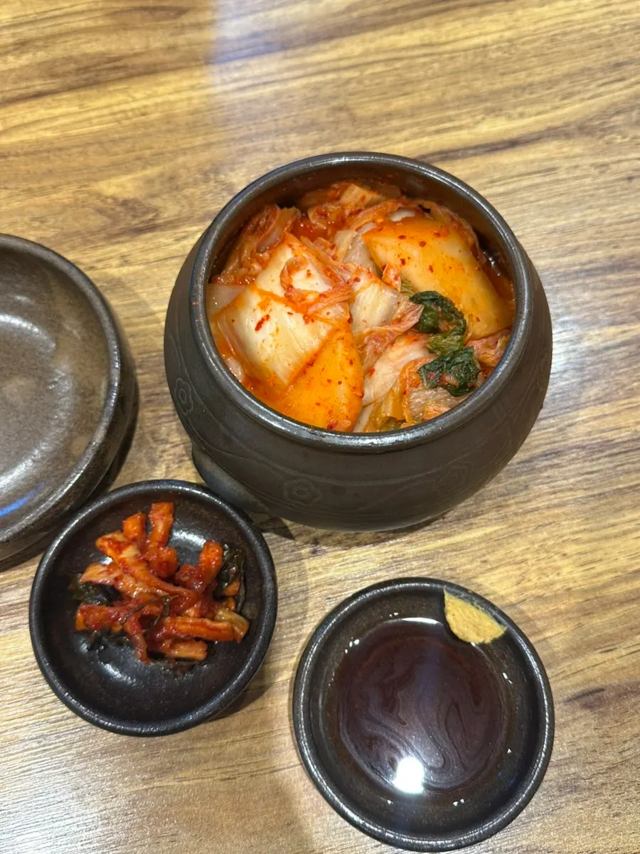 곰탕과 미나리곰탕이 적힌 금녕곰탕 메뉴
