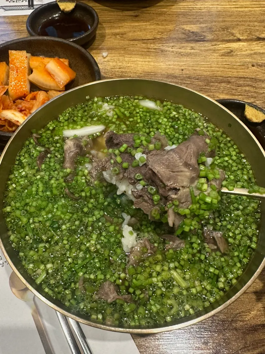 밥이 국물에 들어간 토렴 방식 곰탕