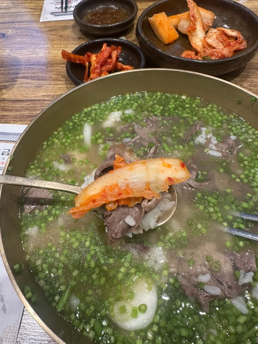 떡과 밥이 함께 든 곰탕 한 숟갈