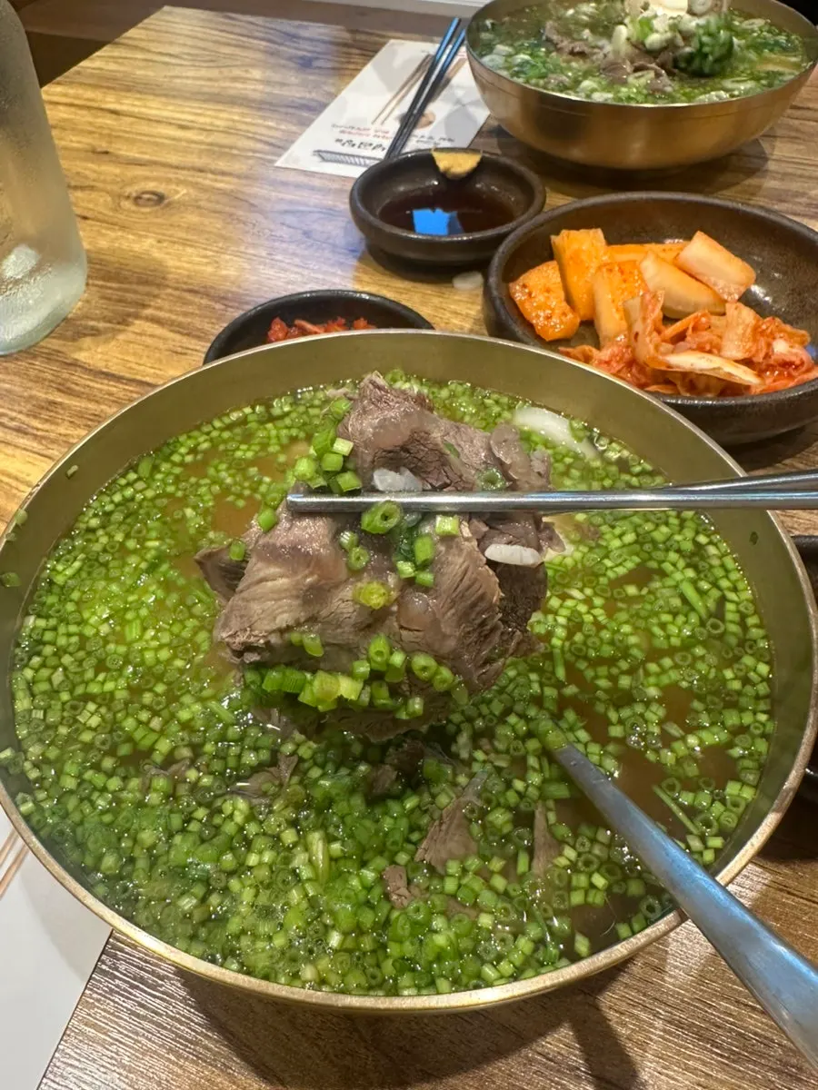 고기에 깍두기를 올린 원픽 조합