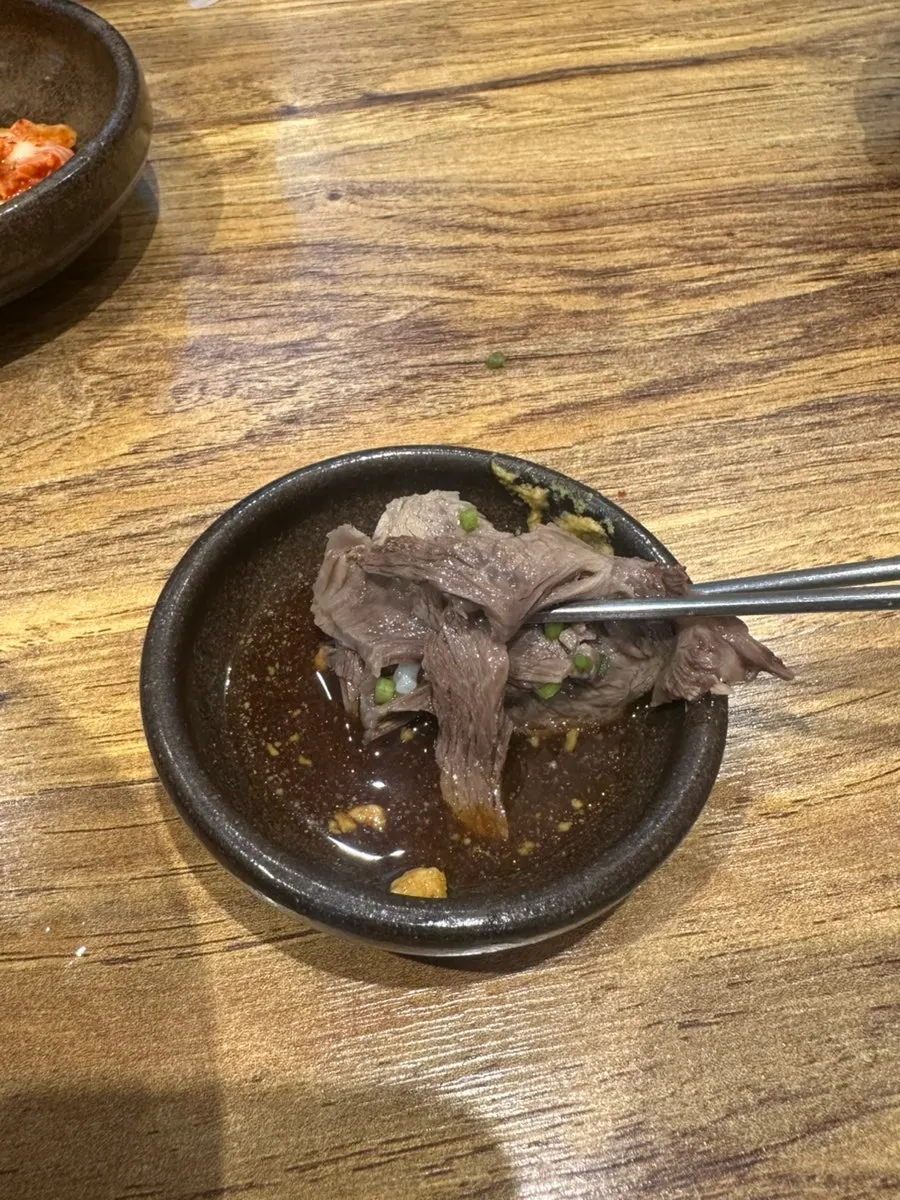 겨자 간장에 찍은 곰탕 고기