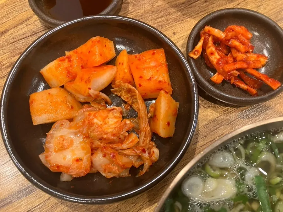 항아리에 담긴 김치와 석박지