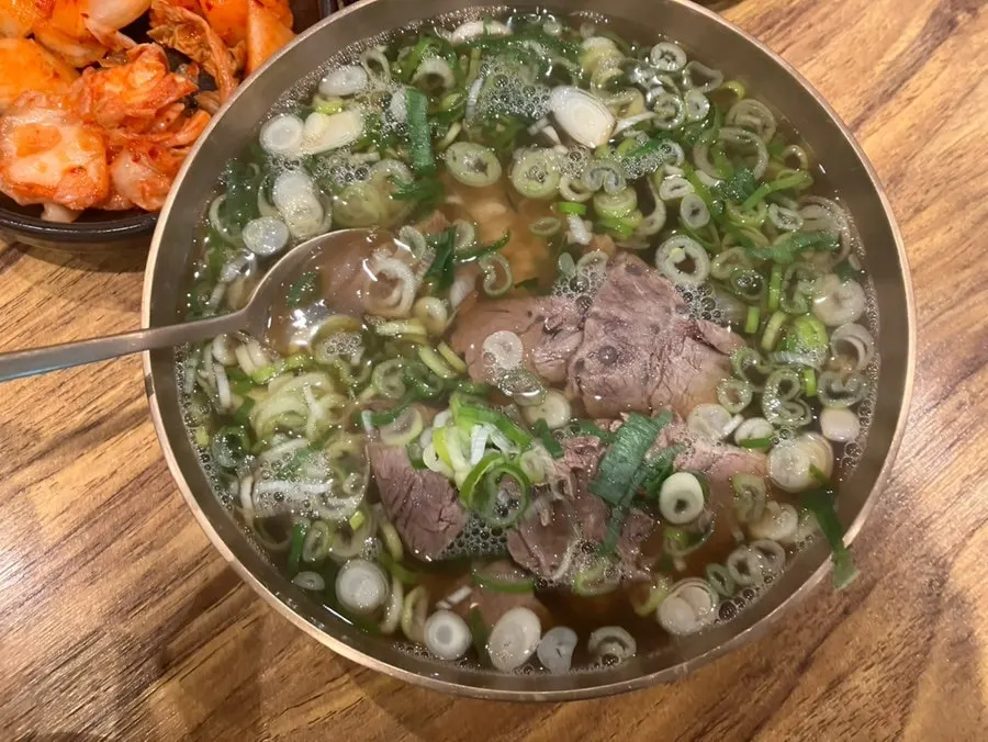 고기 고명과 파가 듬뿍 올라간 곰탕 특