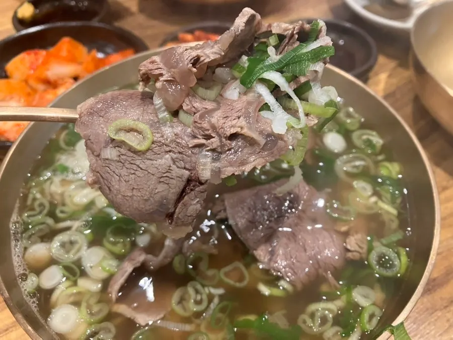 곰탕 특에 가득한 한우 고기