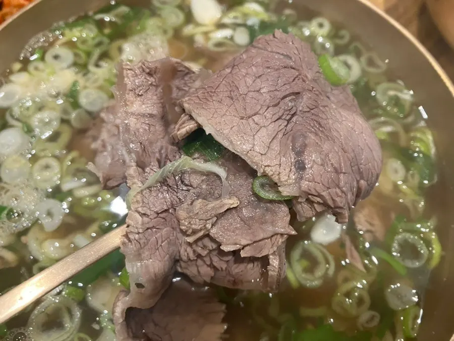 토렴식으로 밥이 말아진 곰탕 속 고기