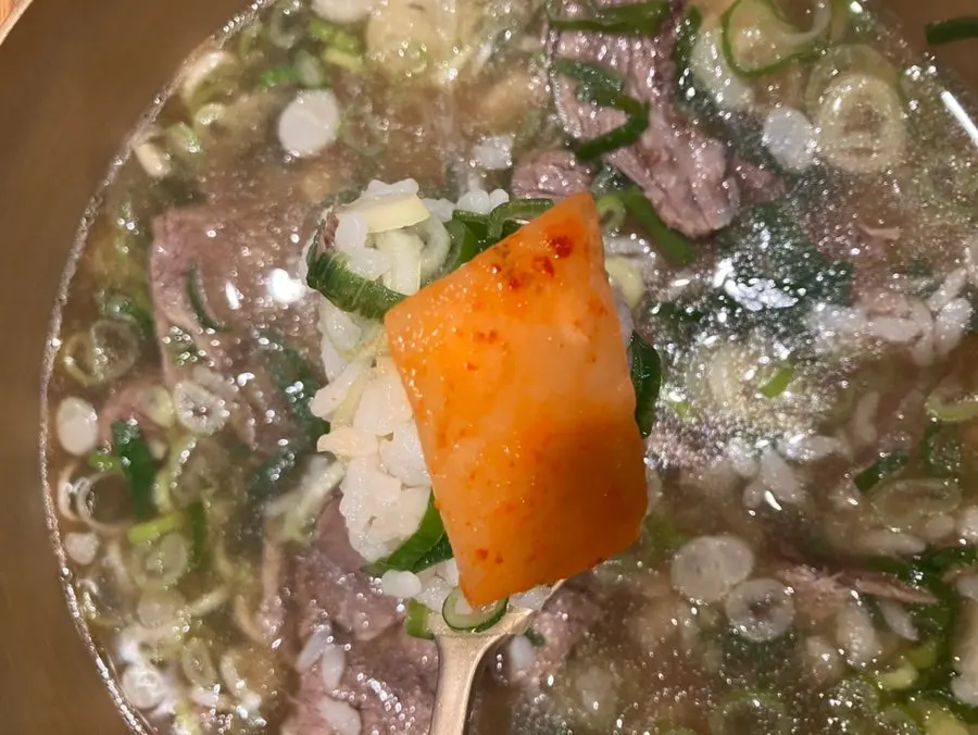 곰탕과 반찬이 놓인 식사 테이블
