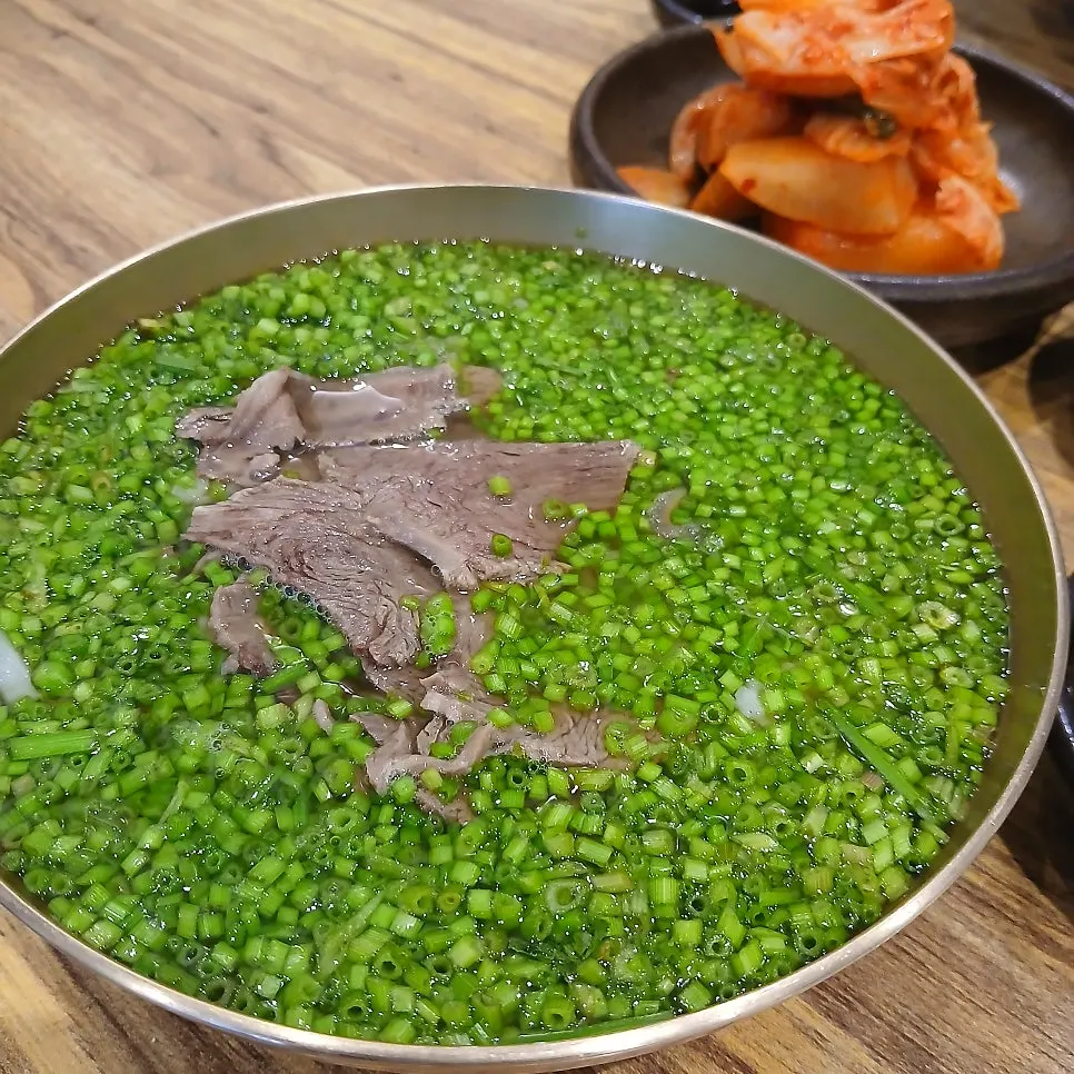 Minari gomtang topped with minari at Geumnyeong Gomtang