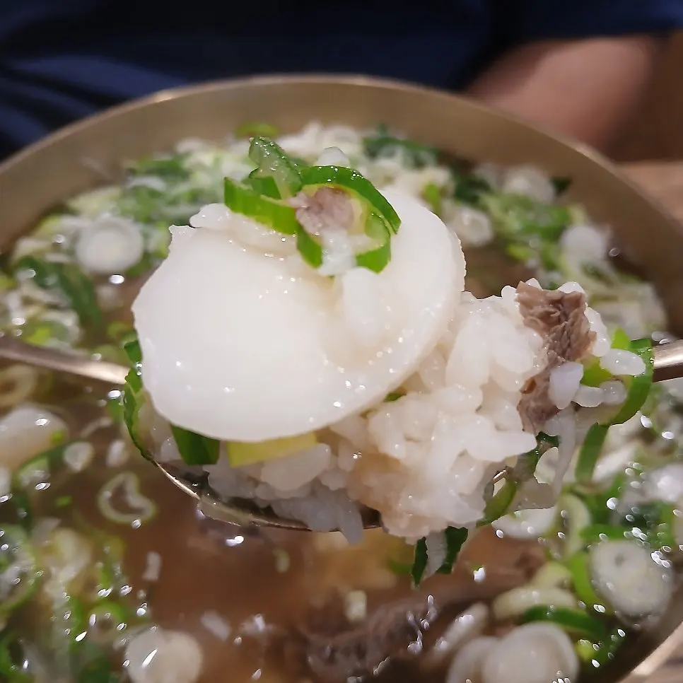 Clear, refreshing gomtang broth