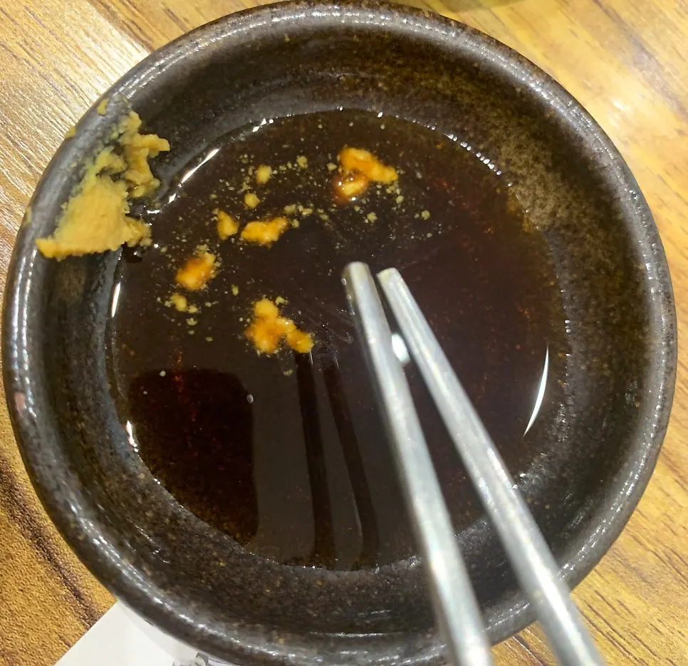 A table with gomtang and side dishes