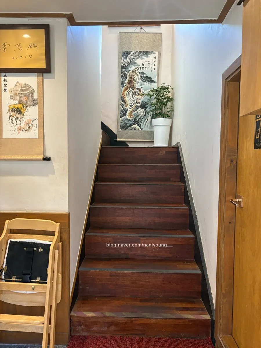 The stairs and floor guide at Geumnyeong Gomtang