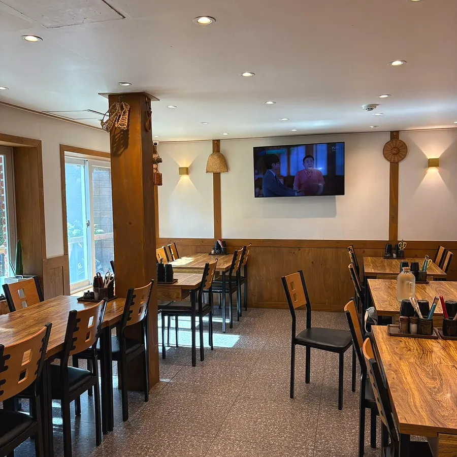 First-floor seating at Geumnyeong Gomtang