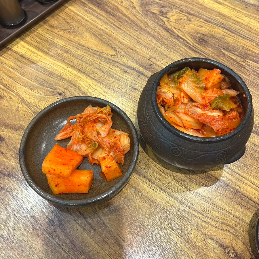 Fermented kkakdugi and napa cabbage kimchi