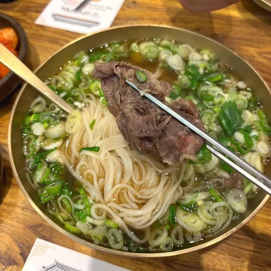 Tender beef in the gomtang