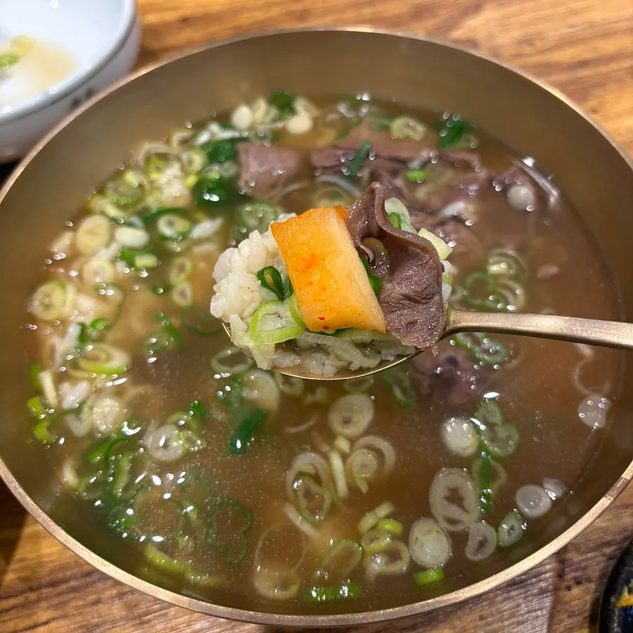 Gomtang topped with kkakdugi