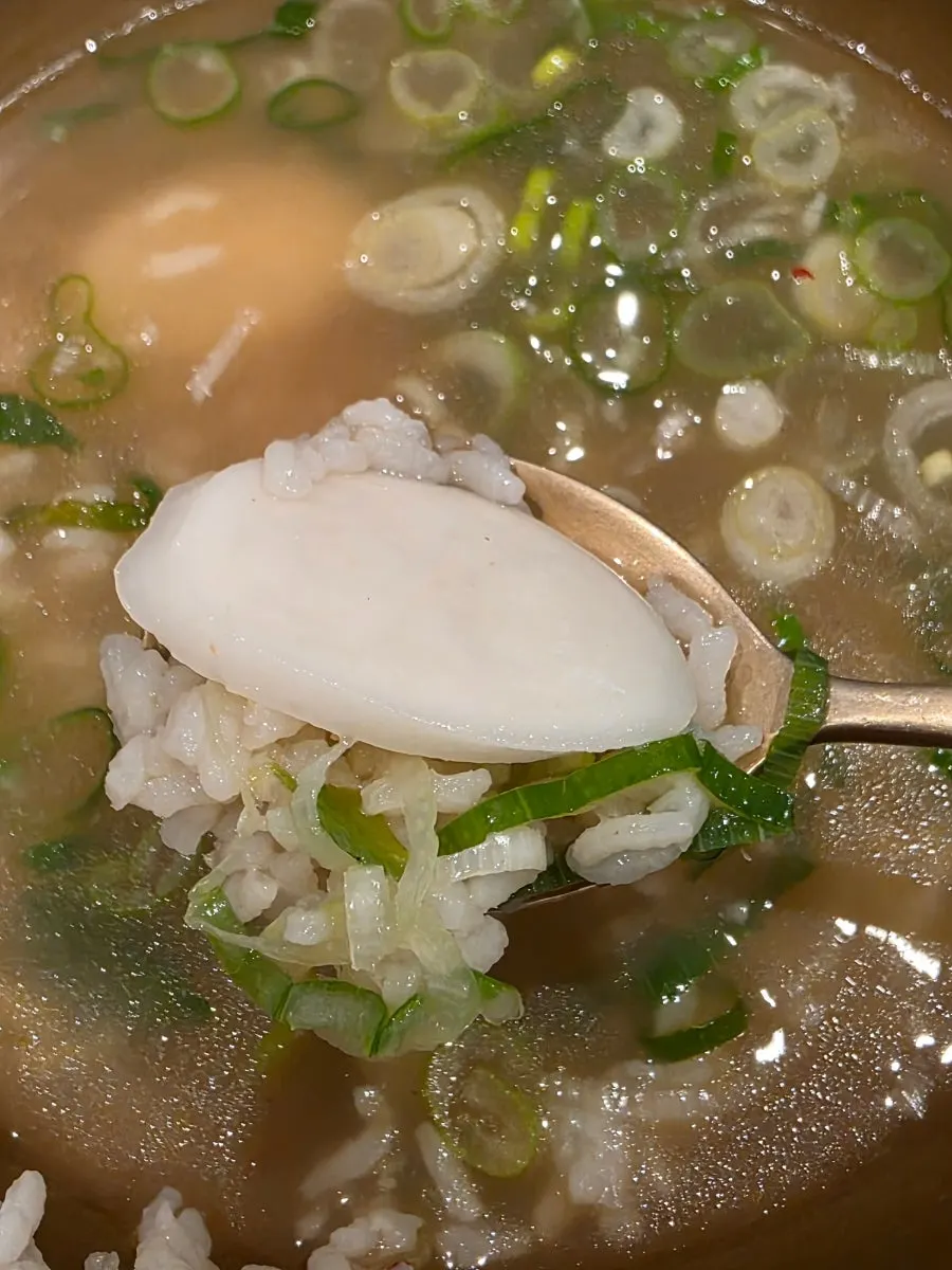 A piece of seokbakji served with the gomtang