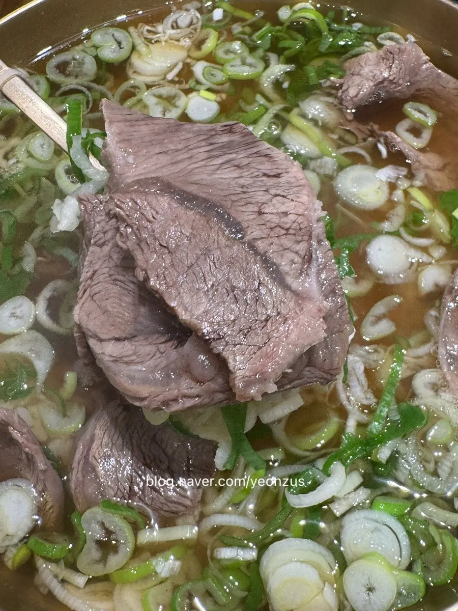 밥이 말아져 나온 일반곰탕 국물과 고기