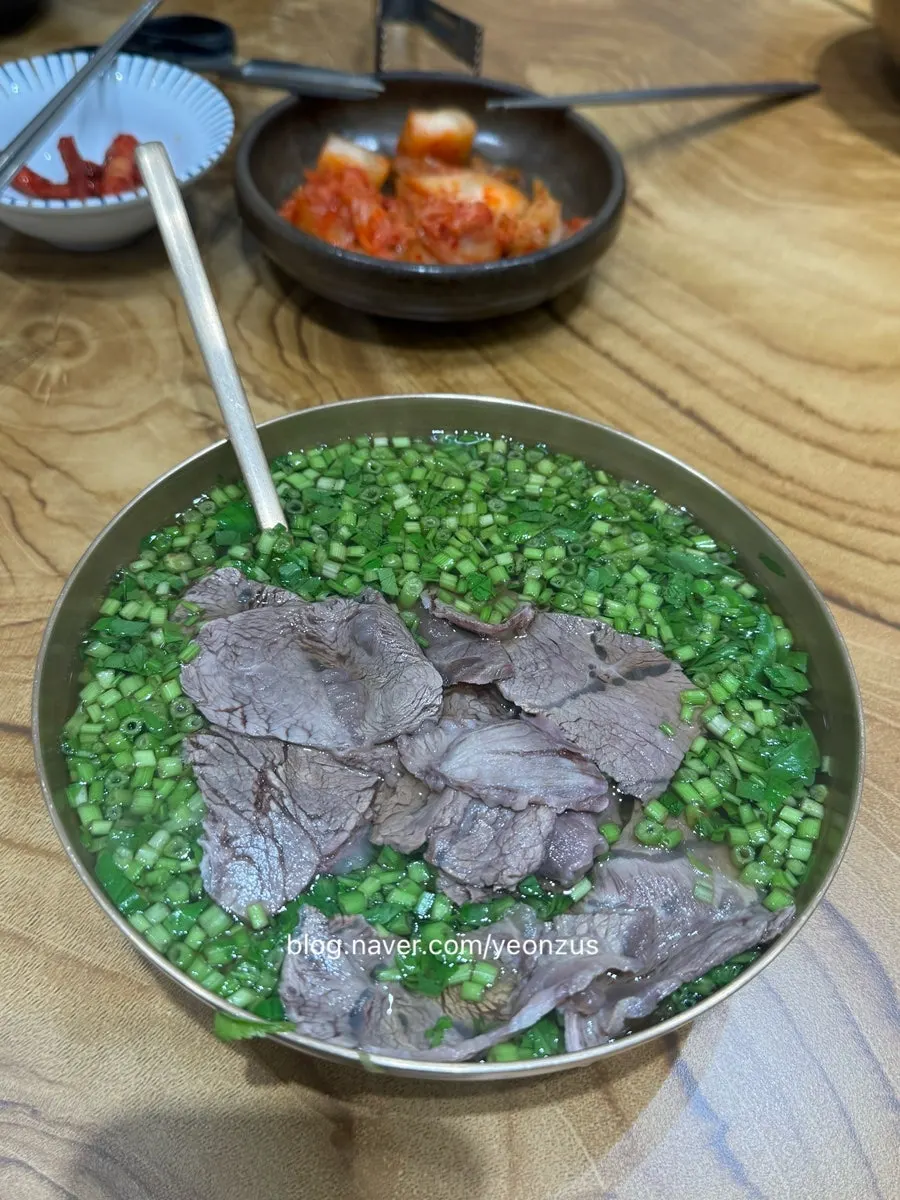 곰탕 고기 한 점을 건져 올린 모습