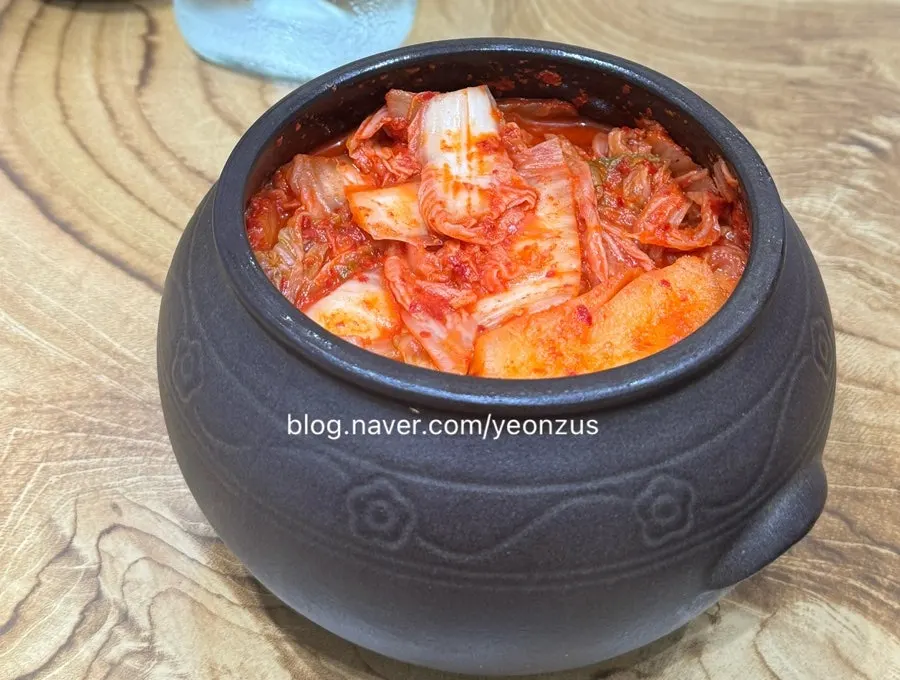 일반곰탕과 미나리곰탕 두 그릇이 놓인 테이블