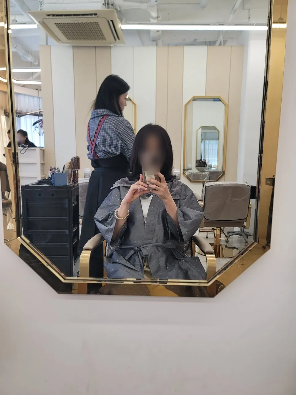 드라이로 머리를 말리는 중
