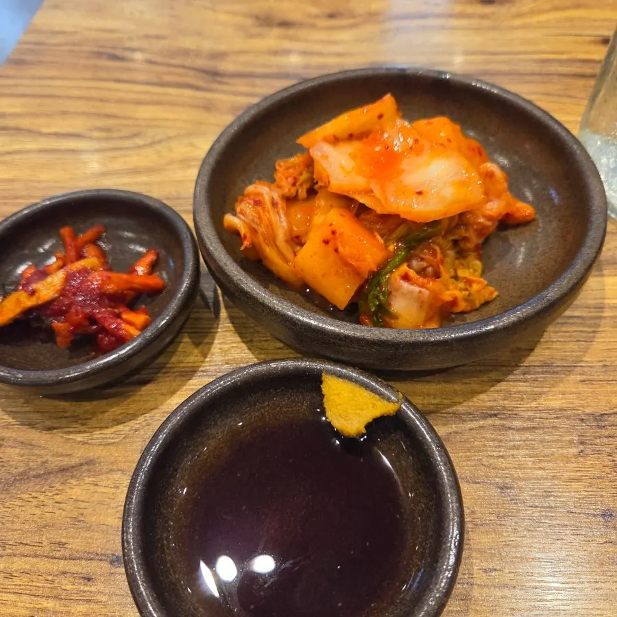 미나리곰탕과 기본 반찬이 놓인 상차림