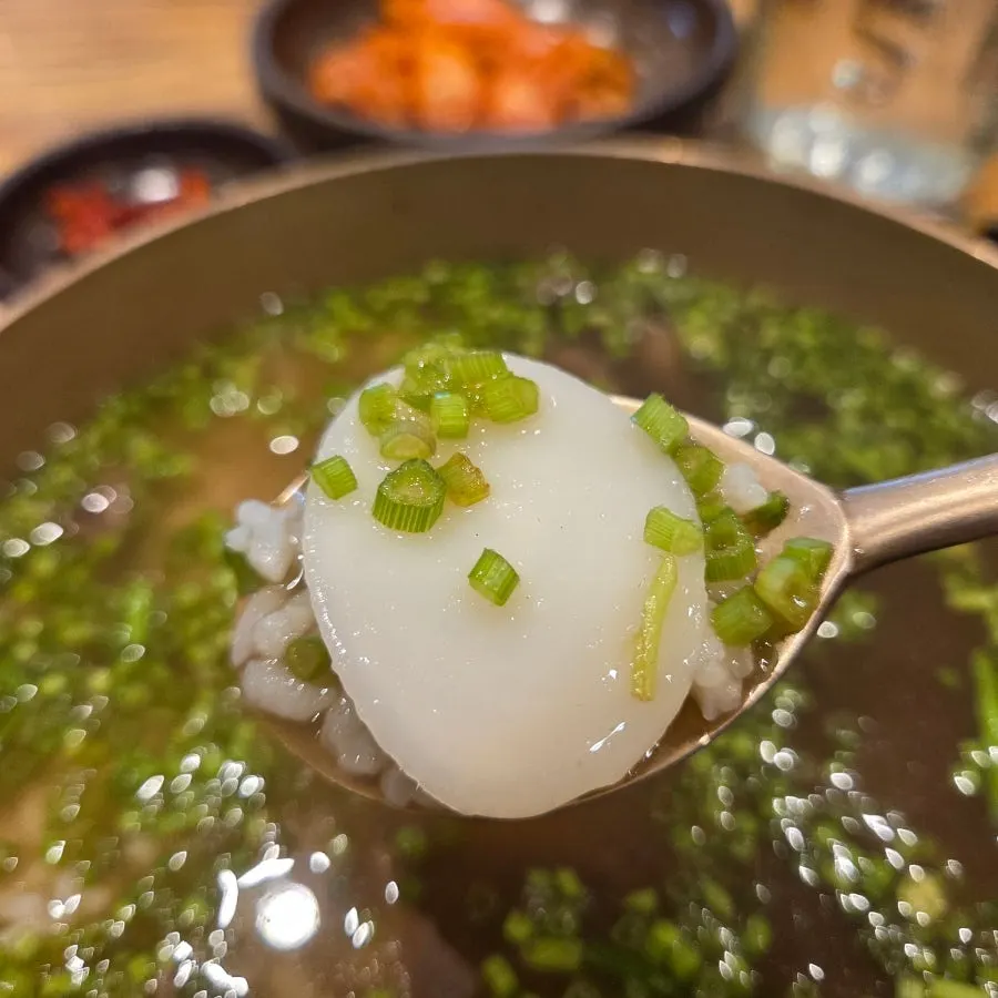 떡국떡과 사태고기가 보이는 곰탕