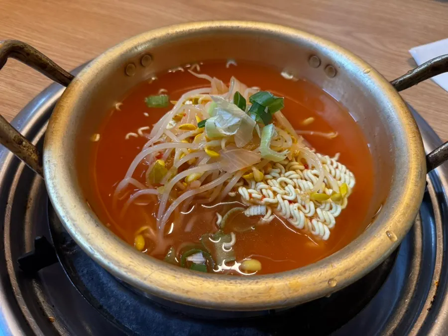 Table setting at Hyewon Sogopchang before the main dish