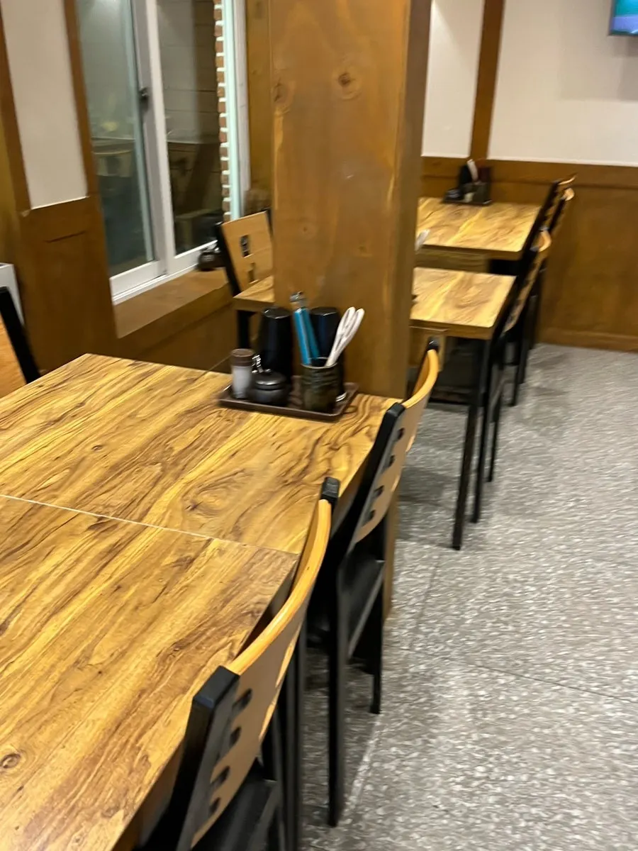 원목 톤 테이블이 놓인 금녕곰탕 내부