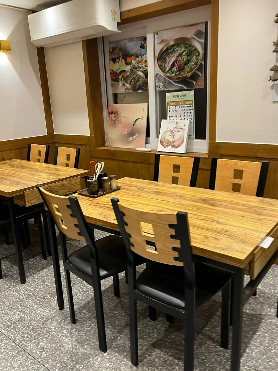 혼밥하기 좋은 아늑한 매장 좌석