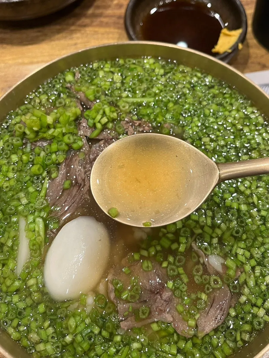 숟가락으로 떠올린 곰탕 국물