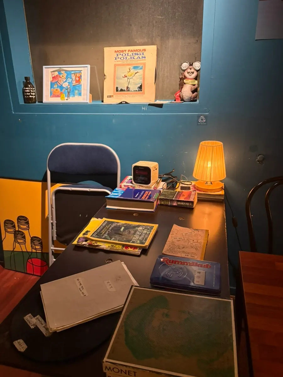 Shelf with a doodle pad and Rummikub
