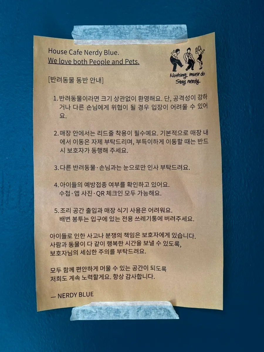 Sign out front announcing pets are welcome