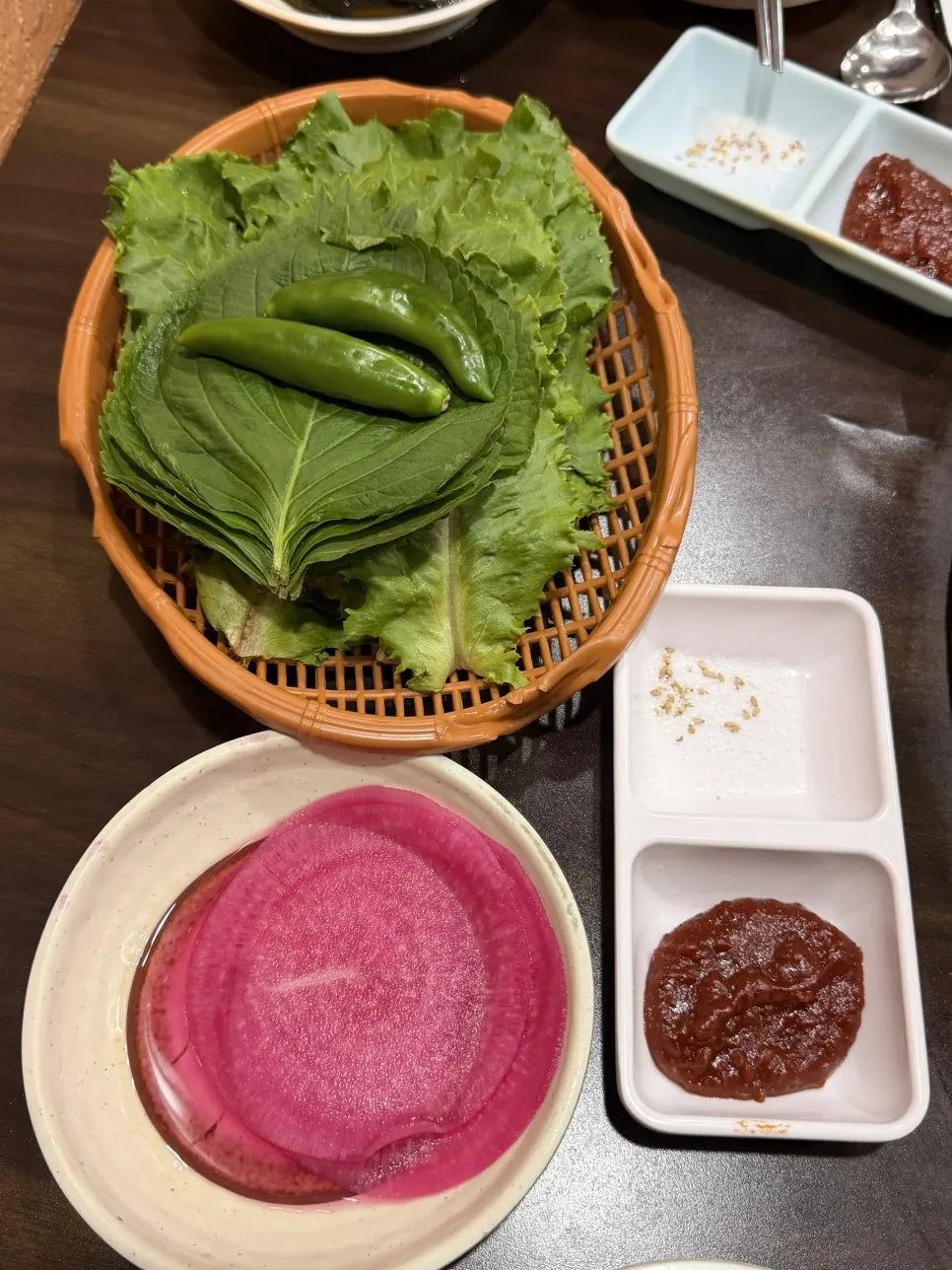 테이블과 단체석이 있는 고기집 내부
