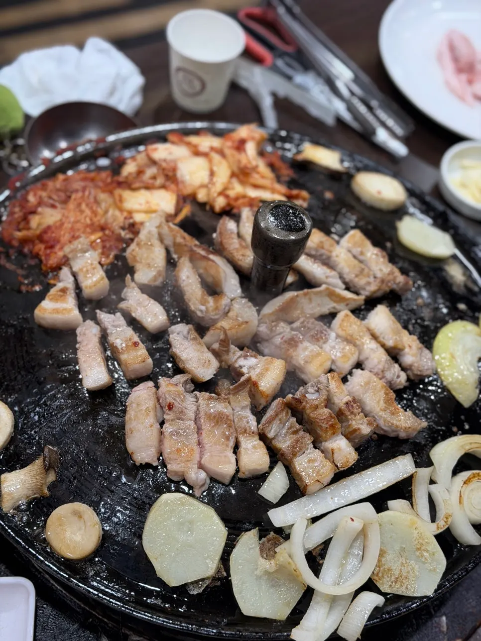 솥뚜껑 위에서 익어가는 두꺼운 생삼겹살