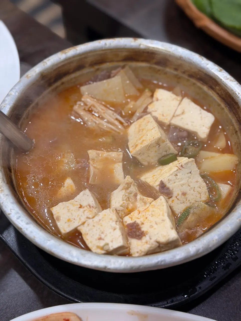 상추와 깻잎, 명이나물에 싼 삼겹살 쌈