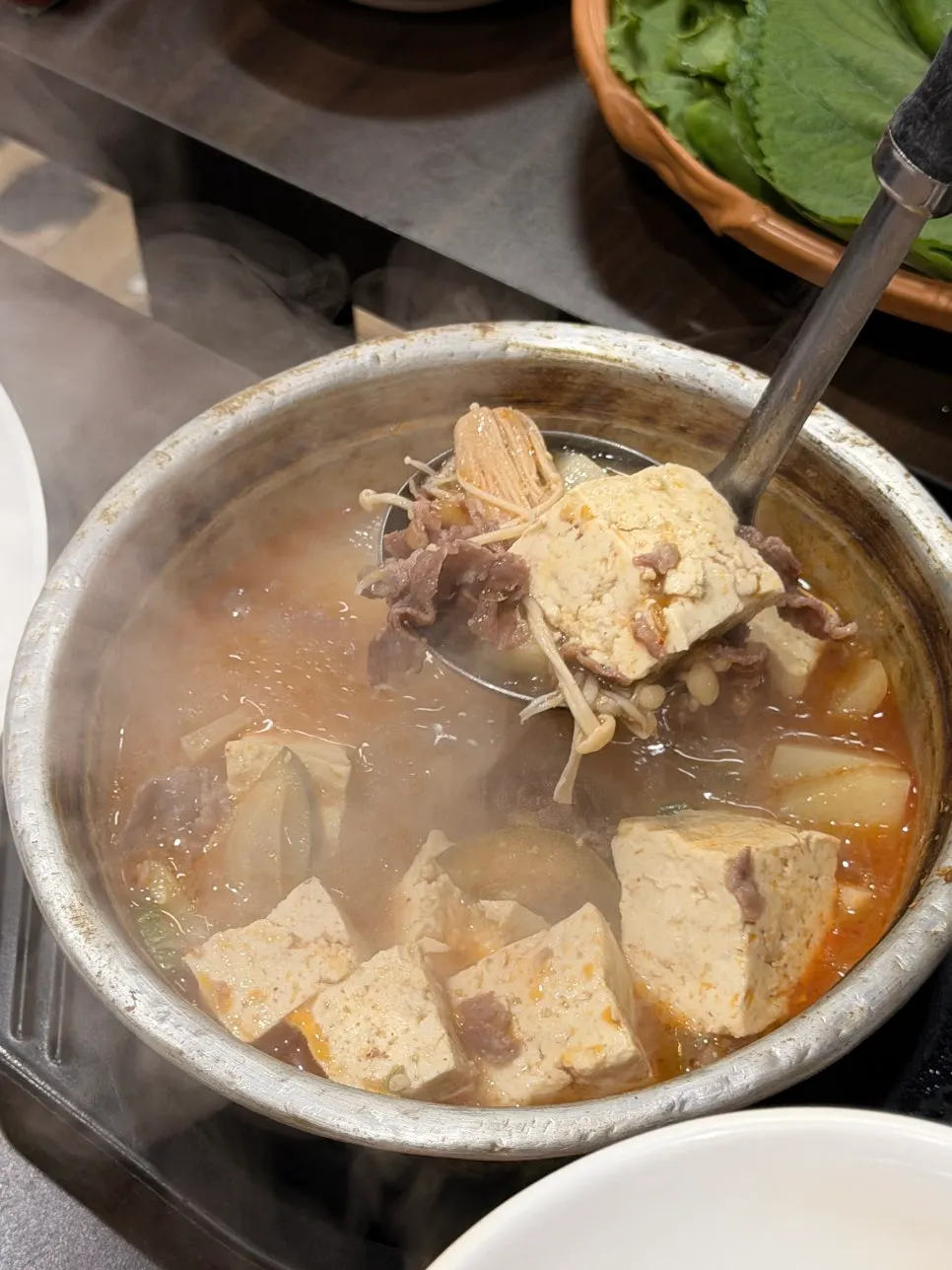 두부와 야채가 가득한 서비스 된장찌개