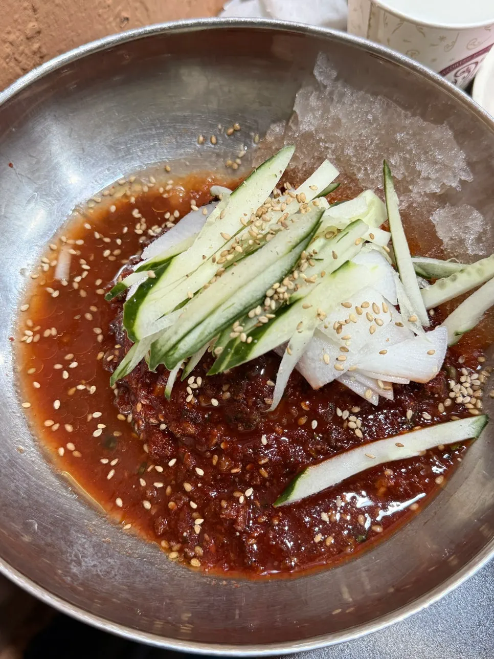 건더기가 푸짐한 된장찌개와 기본 찬 상차림