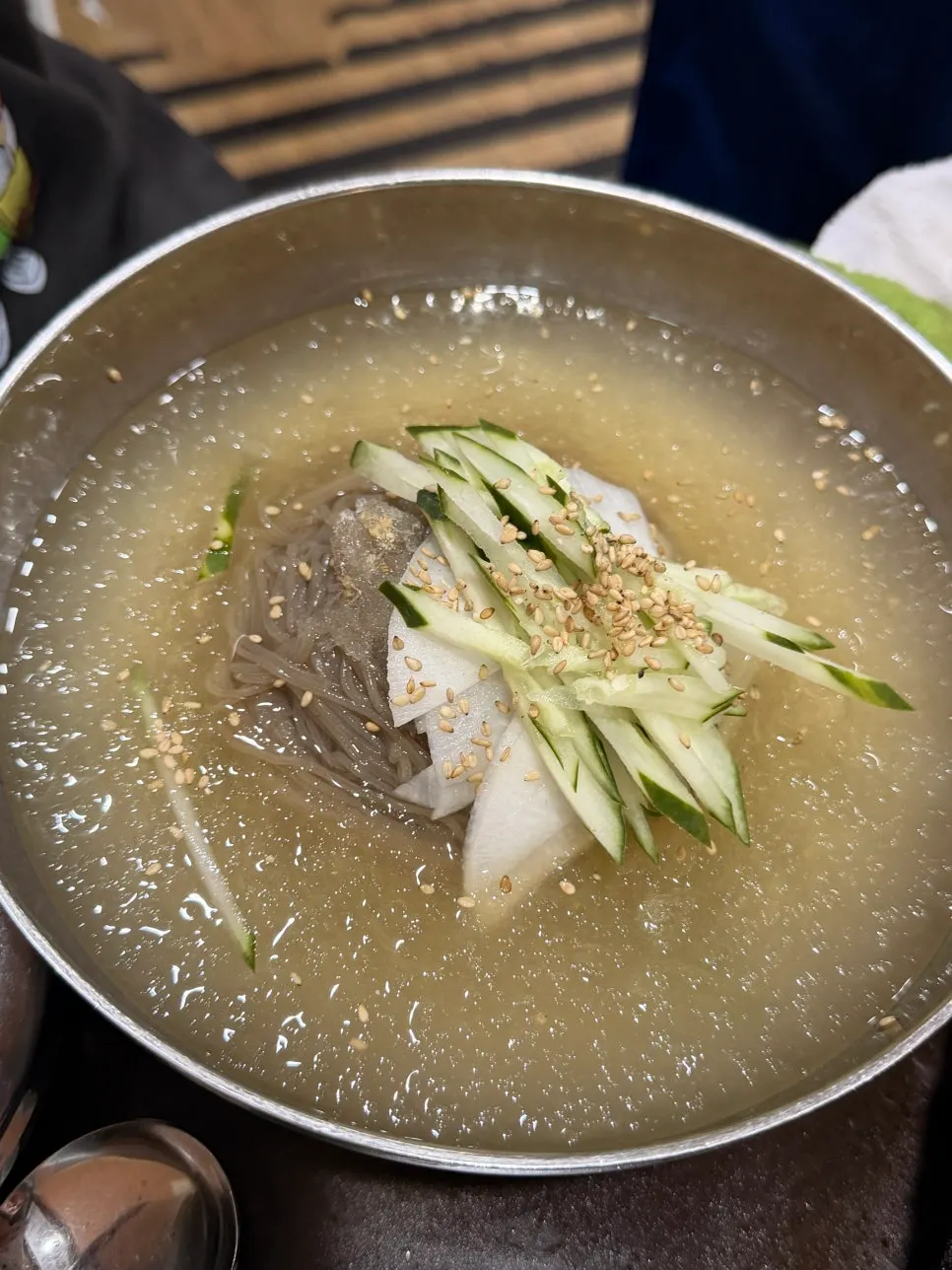 서비스로 나온 물냉면과 비빔냉면