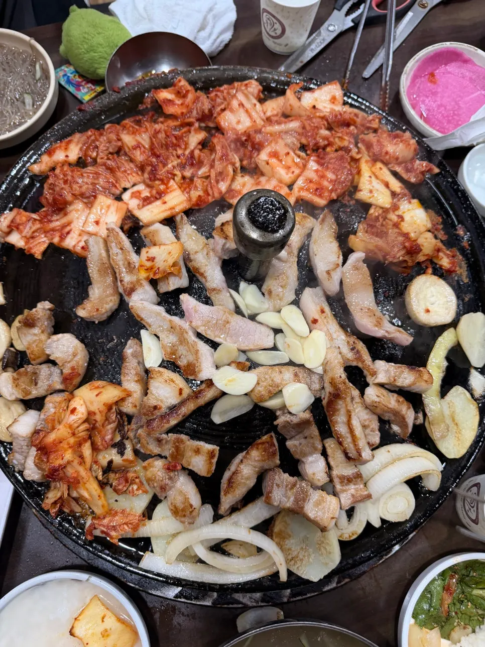고기와 사이드가 함께 놓인 테이블 전체 상차림