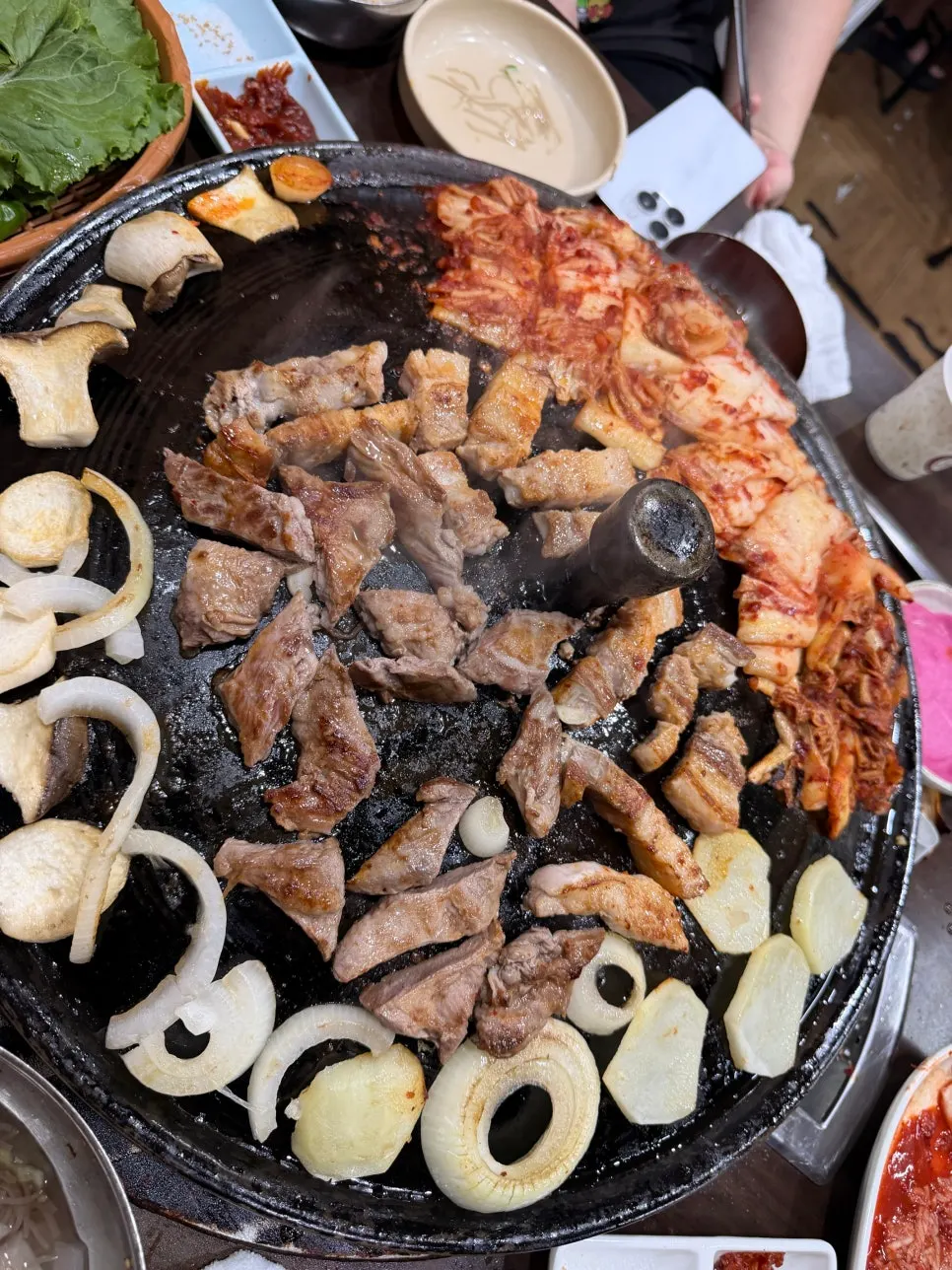 식사 마무리 무렵의 고기집 테이블