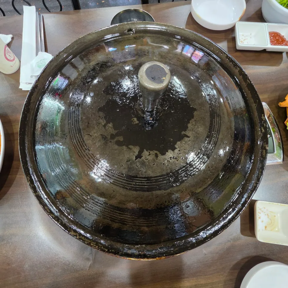 Large glossy cauldron-lid grill