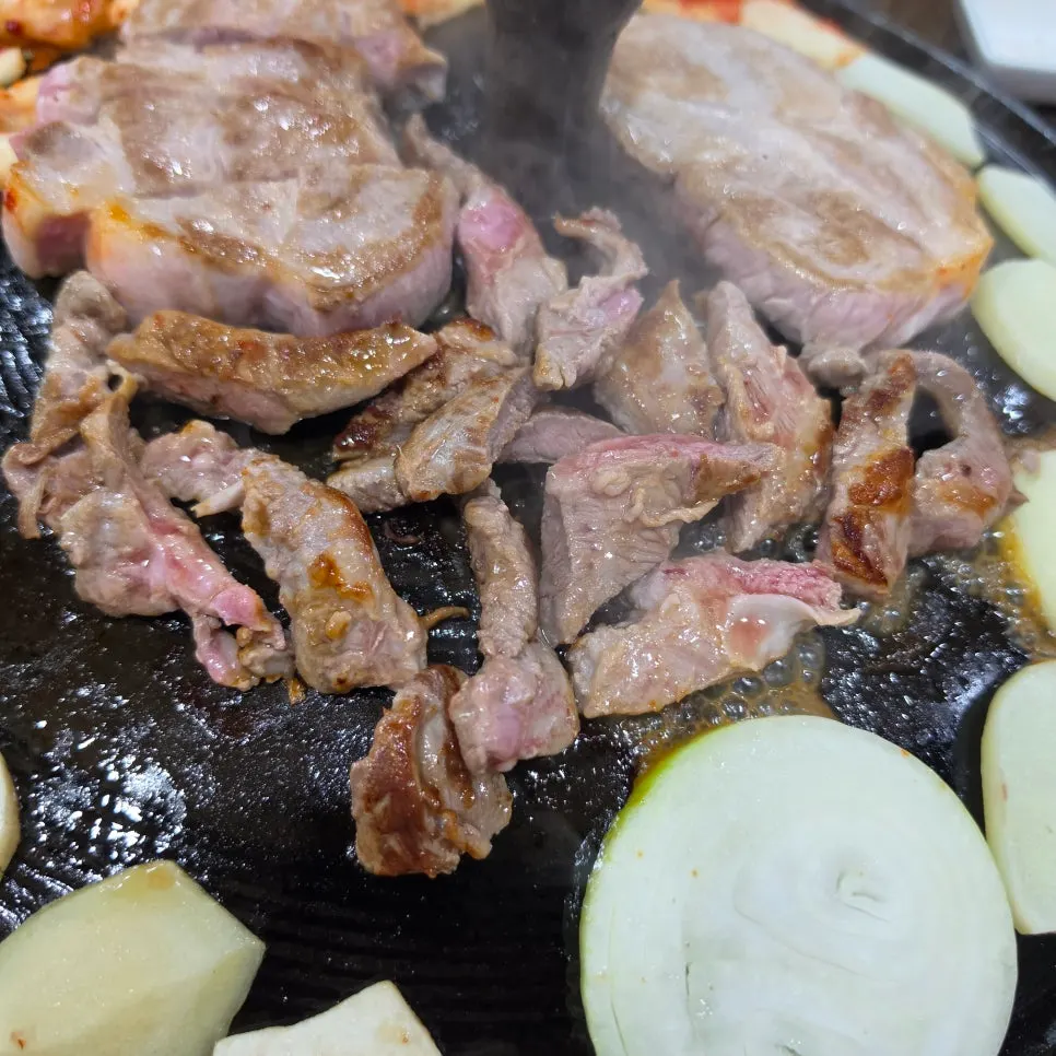 Meat still cooking on the cauldron lid