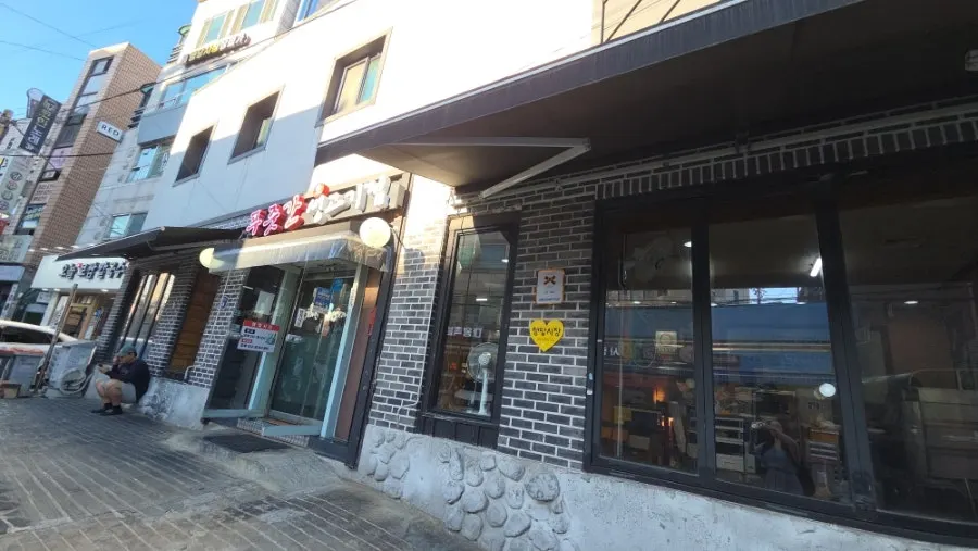 벽돌 인테리어의 고깃집 외관