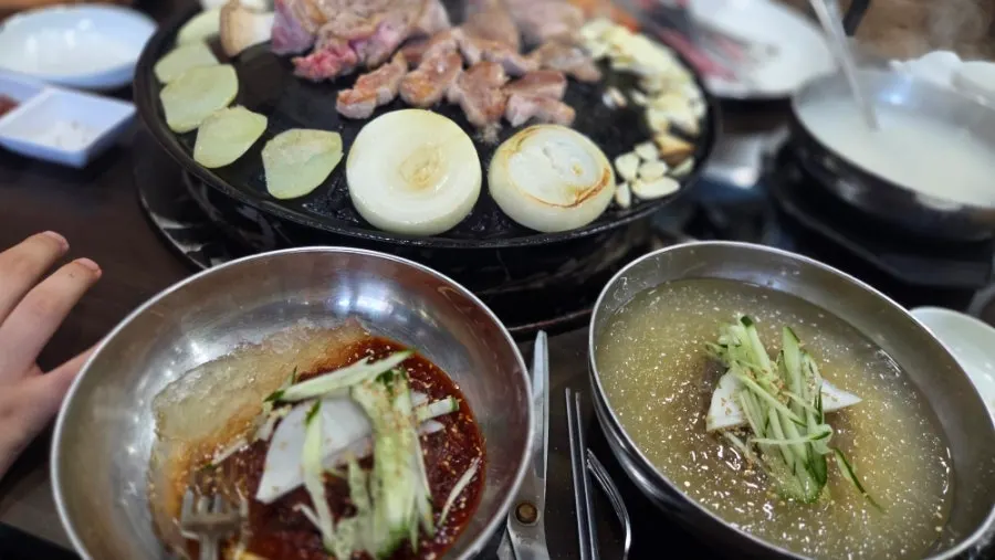 목살을 곁들인 쌈 구성
