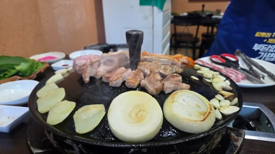 솥뚜껑형 철판 위 목살과 채소