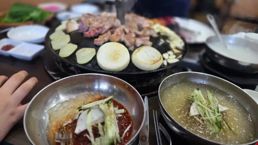 철판에 구운 마늘과 양파