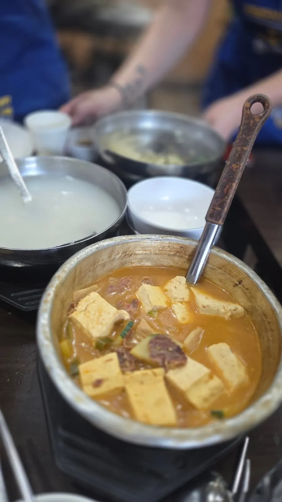 목살과 풍성한 사이드 구성