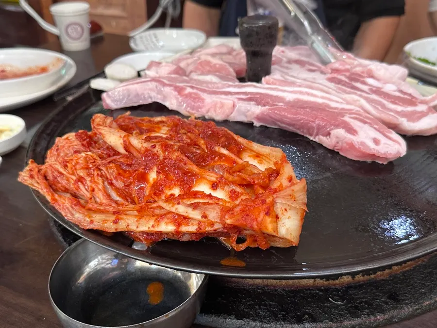 Pork belly table setting at Pujutgan Saenggogi-jeom near Wangsimni