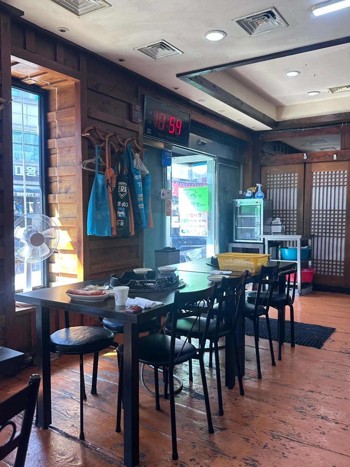 Sign listing the free unlimited-refill dessert menu