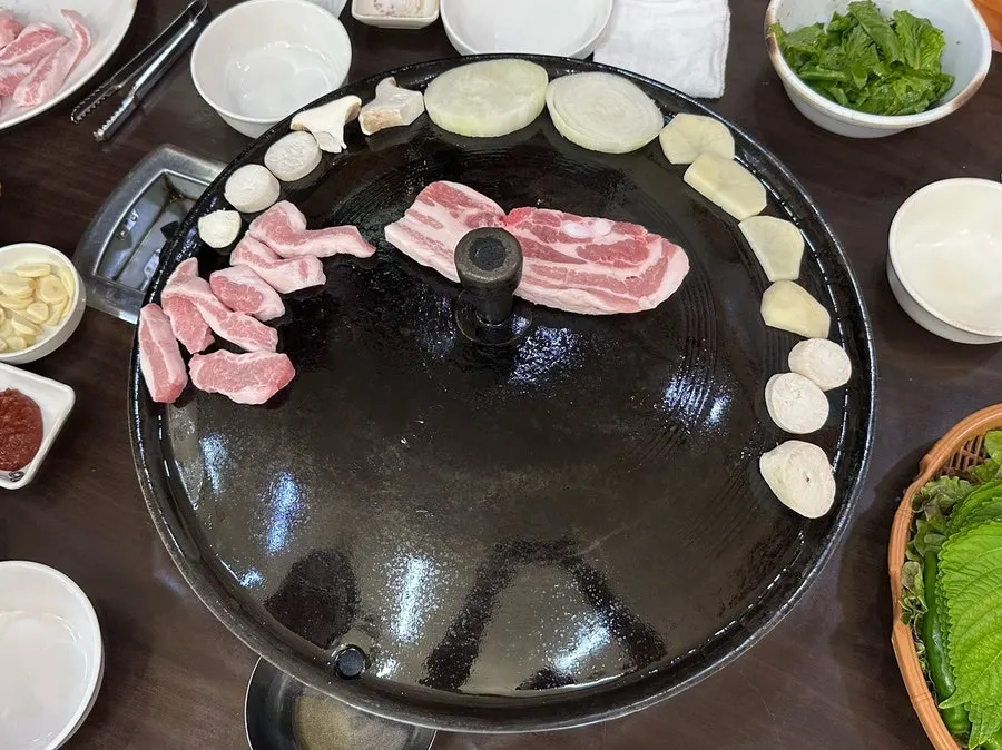 Onion, potato, garlic, mushroom and kimchi on the cauldron lid