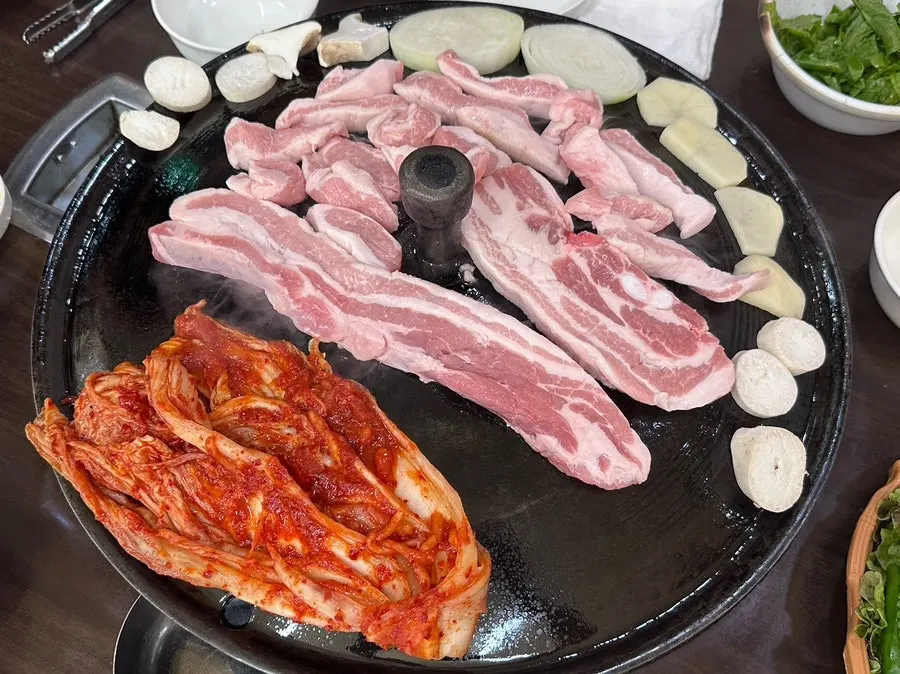 Handon pork belly grilling to a golden brown